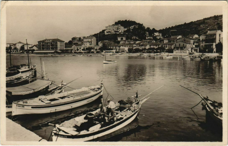 Carte postale ancienne Le Lavandou Le Port au Lavandou