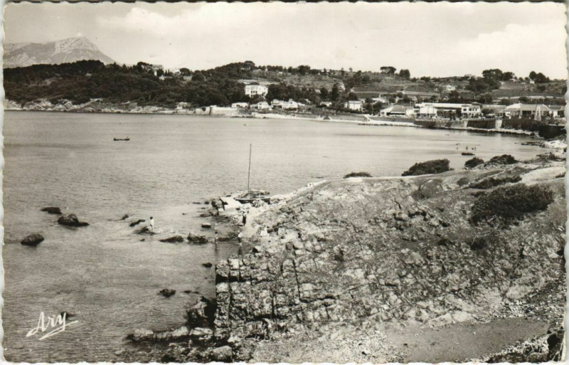Carte postale ancienne Le Pradet La Garonnette et la Residence au Pradet