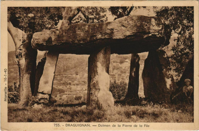 Carte postale ancienne Draguignan Dolmen de la Pierre de la Fee à Draguignan