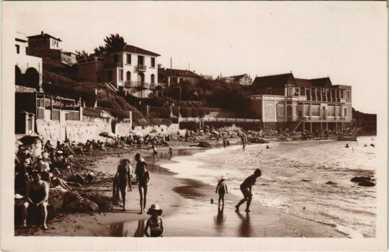 Carte postale ancienne Bandol La Plage et le Golf Hotel à Bandol