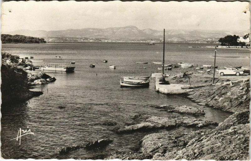 Carte postale ancienne Le Brusc Passage pour l'Ile des Embiez