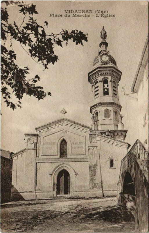 Carte postale ancienne Vidauban Place du Marche - L'Eglise à Vidauban