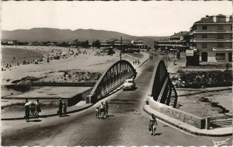 Carte postale ancienne Saint-Raphael La Route de Frejus et la Plage à Saint-Raphaël
