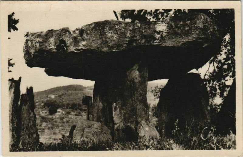 Carte postale ancienne Draguignan La Pierre de la Fee à Draguignan