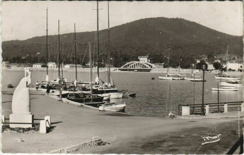 Carte postale ancienne Sainte-Maxime Un Coin du Port à Sainte-Maxime