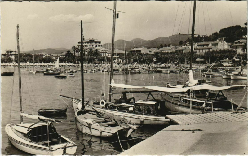 Carte postale ancienne Sainte-Maxime Le Port à Sainte-Maxime