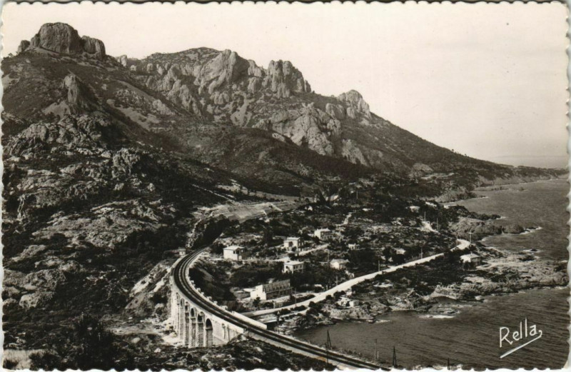 Carte postale ancienne Antheor Le Viaduc de la S.N.C.F. Et la Route de la Corniche d'Or