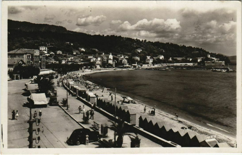 Carte postale ancienne Le Lavandou La Plage et la Promenade au Lavandou