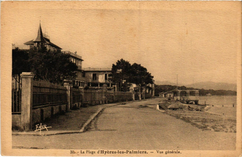 Carte postale ancienne Hyeres - La Plage d'Hyeres-les-Palmiers - Vue générale à Hyères