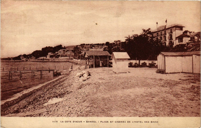 Carte postale ancienne Bandol - Plage et Cabines de l'Hotel des Bains à Bandol
