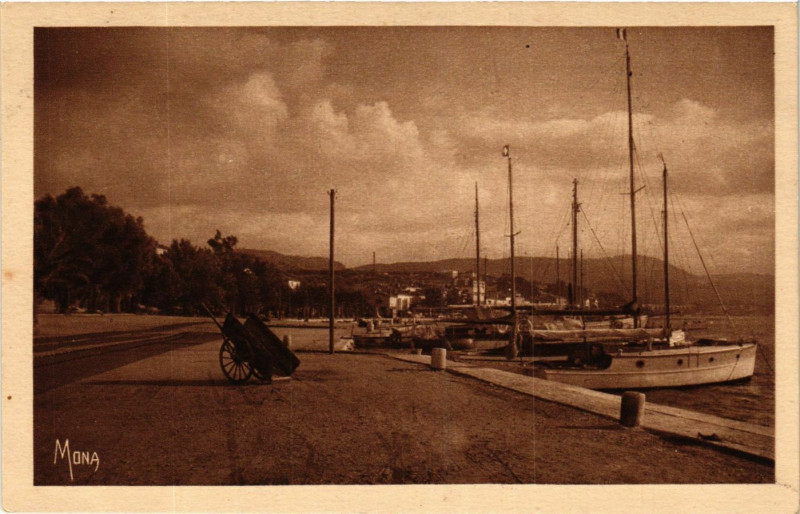 Carte postale ancienne Bandol - Bandol-sur-Mer - Le Port à Bandol