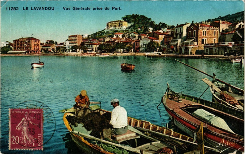 Carte postale ancienne Le Lavandou - Vue générale prise du Port au Lavandou