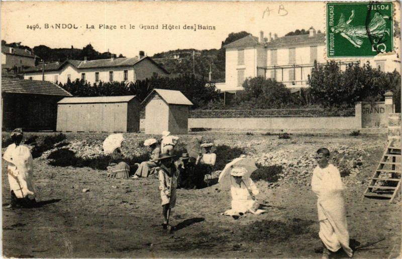 Carte postale ancienne Bandol - La Plage et le Grand Hotel des Bains à Bandol