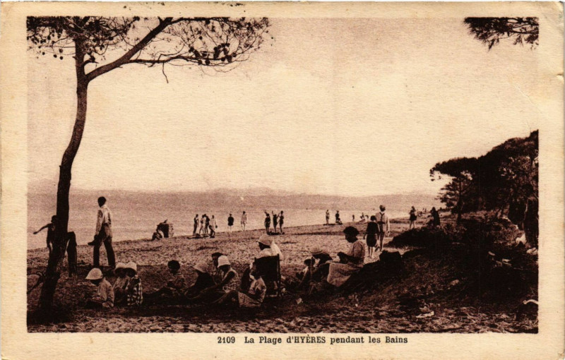 Carte postale ancienne Hyeres - La Plage d'Hyeres pendant les Bains à Hyères