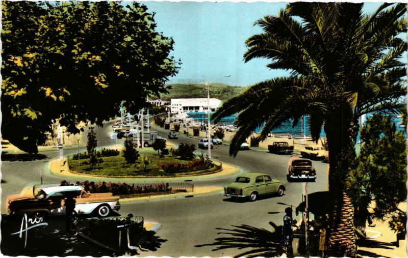 Carte postale ancienne Bandol - Rond-Point du Port à Bandol