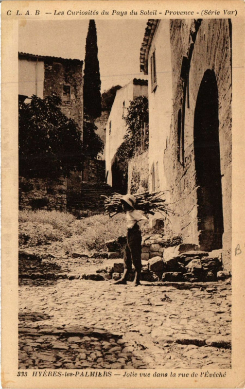 Carte postale ancienne Hyeres-les-Palmiers - Jolie vue dans la rue de l'Eveche à Hyères