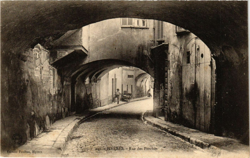Carte postale ancienne Hyeres - Rue des Porches à Hyères