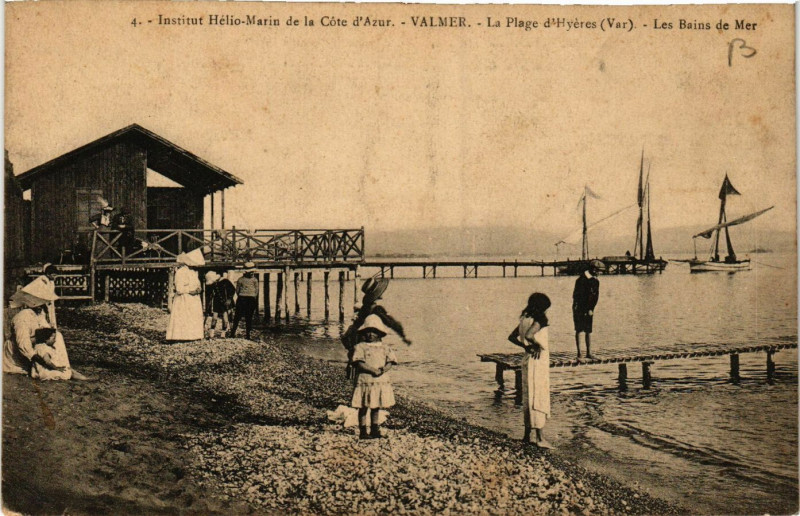 Carte postale ancienne Hyeres - Valmer - La Plage d'Hyeres - Les Bains de Mer à Hyères