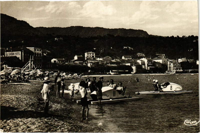 Carte postale ancienne Le Lavandou - La Plage au Lavandou