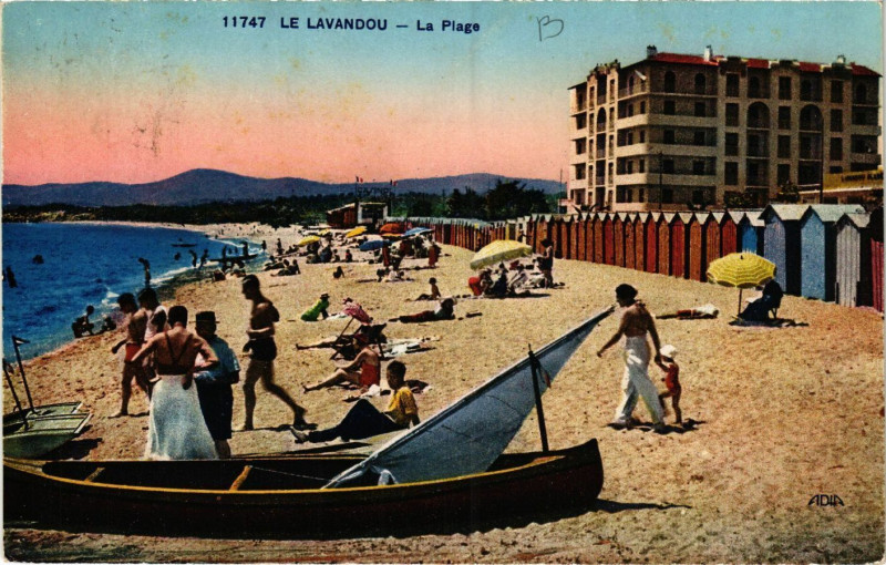 Carte postale ancienne Le Lavandou - La Plage au Lavandou
