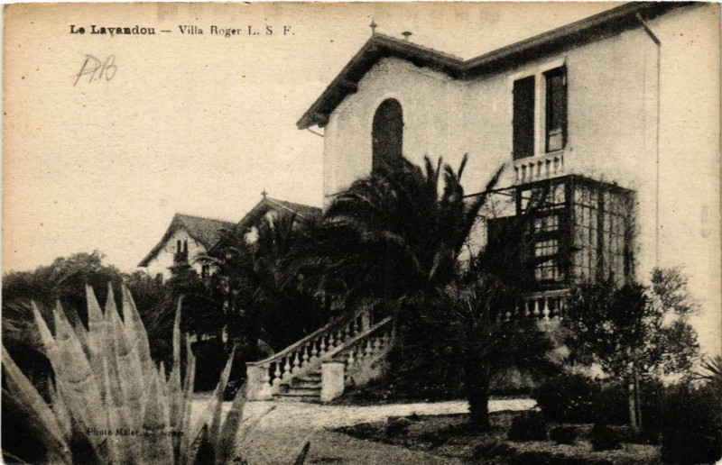 Carte postale ancienne Le Lavandou - Villa Roger au Lavandou