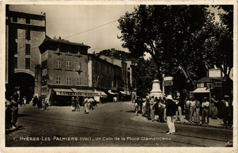 Carte postale ancienne Hyeres-les-Palmiers - Un coin de la Place Clémenceau à Hyères