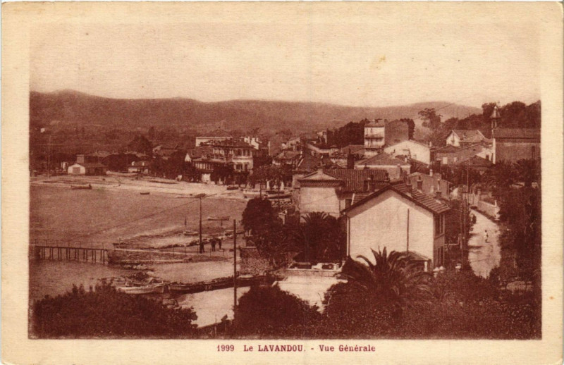 Carte postale ancienne Le Lavandou - Vue générale au Lavandou