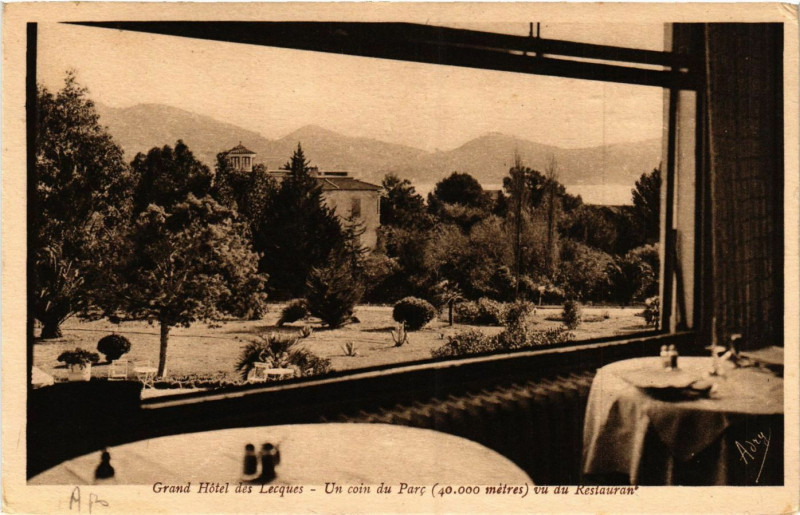Carte postale ancienne Saint-Cyr-sur-Mer - Plage des Lecques - Le Grand Hotel à Saint-Cyr-sur-Mer
