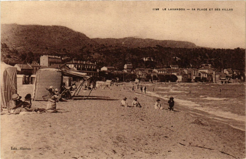 Carte postale ancienne Le Lavandou - La Plage et ses Villas au Lavandou