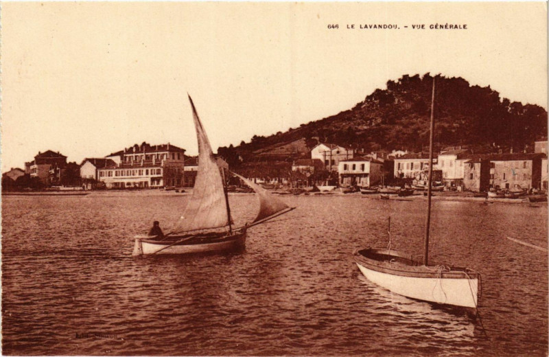 Carte postale ancienne Le Lavandou - Vue générale au Lavandou