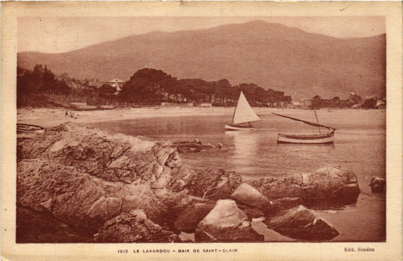 Carte postale ancienne Le Lavandou - Baie de Saint-Clair au Lavandou