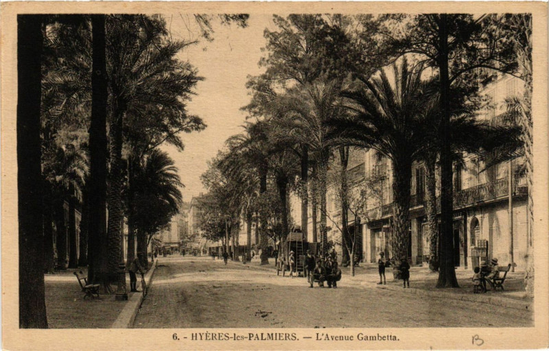 Carte postale ancienne Hyeres-les-Palmiers - L'Avenue Gambetta à Hyères
