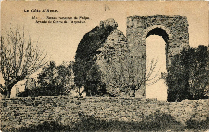 Carte postale ancienne Frejus - Ruines Romaines - Arcade du Cintre de l'Aqueduc à Fréjus
