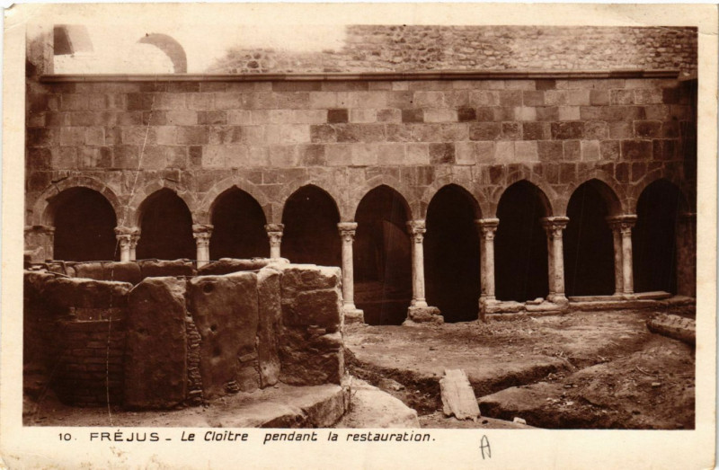 Carte postale ancienne Frejus - Le Cloitre - Pendant la Restauration à Fréjus