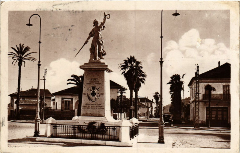 Carte postale ancienne Hyeres - Monument aux Morts à Hyères