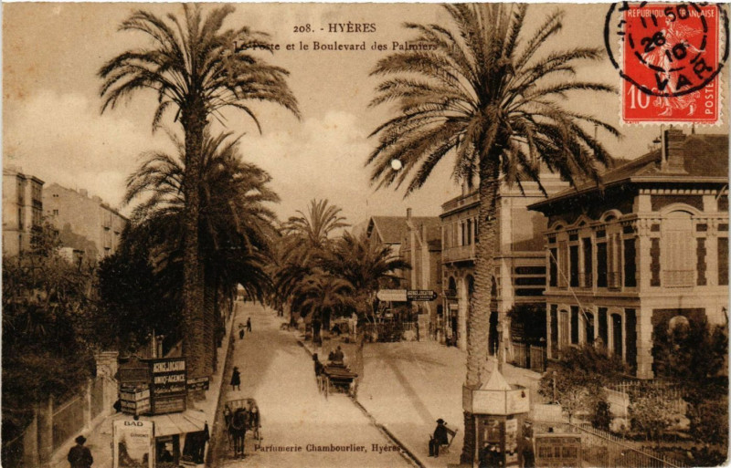 Carte postale ancienne Hyeres - La Poste et le Boulevard des Palmiers à Hyères