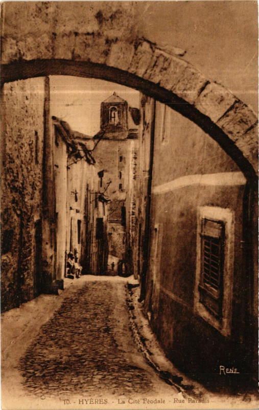 Carte postale ancienne Hyeres - La Cite Feodale - Rue Paradis à Hyères