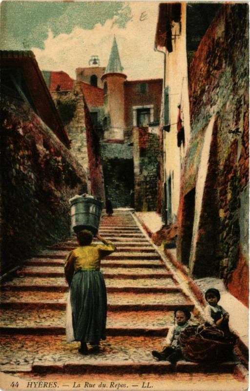 Carte postale ancienne Hyeres - La Rue du Repos à Hyères