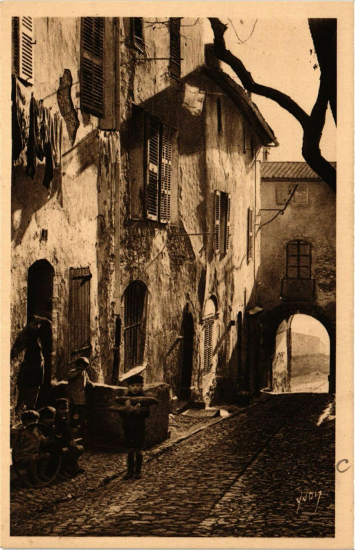 Carte postale ancienne Hyeres - Le Vieux Quartier à Hyères