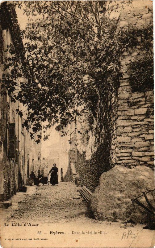 Carte postale ancienne Hyeres - Dans la Vieille Ville à Hyères