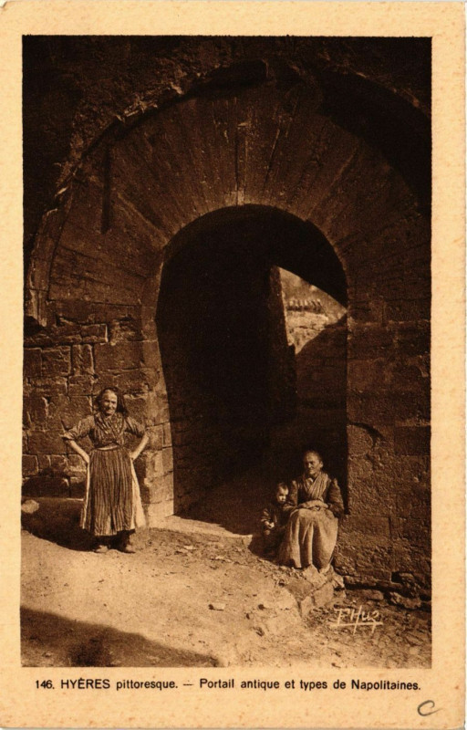 Carte postale ancienne Hyeres - Portail Antique et Types de Napolitaines à Hyères