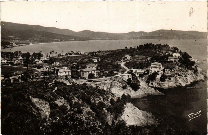 Carte postale ancienne Cavalaire-sur-Mer Le Cap et la Baie à Cavalaire-sur-Mer