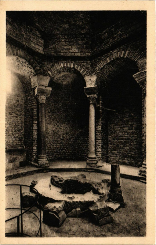 Carte postale ancienne Frejus - La Baptistere à Fréjus