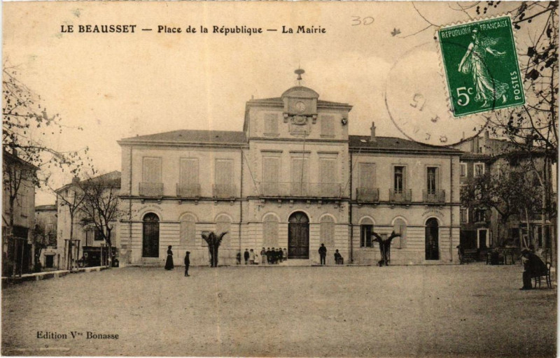Carte postale ancienne Le Beausset Place de la Republique - La Mairie au Beausset