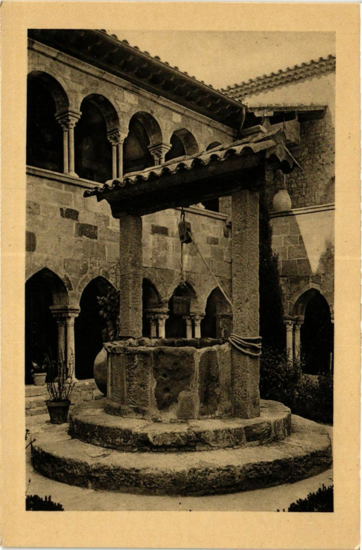 Carte postale ancienne Frejus - Cloitre - Le Puits à Fréjus