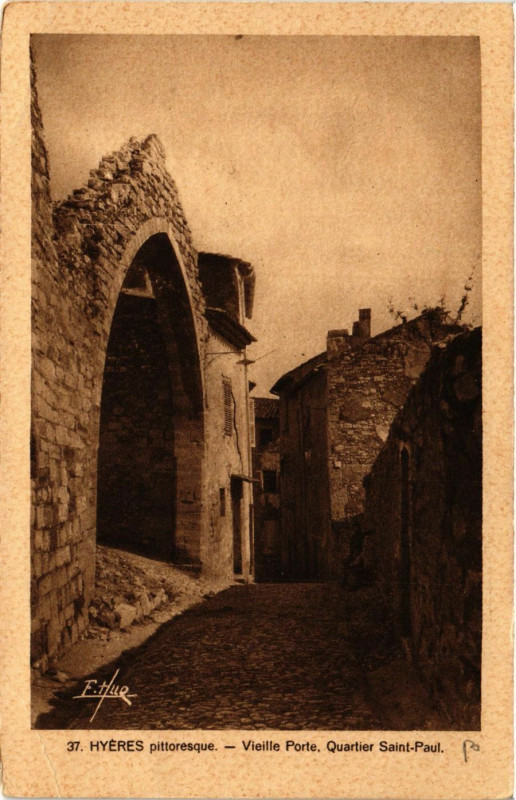 Carte postale ancienne Hyeres - Vieille Porte - Quartier St-Paul à Hyères