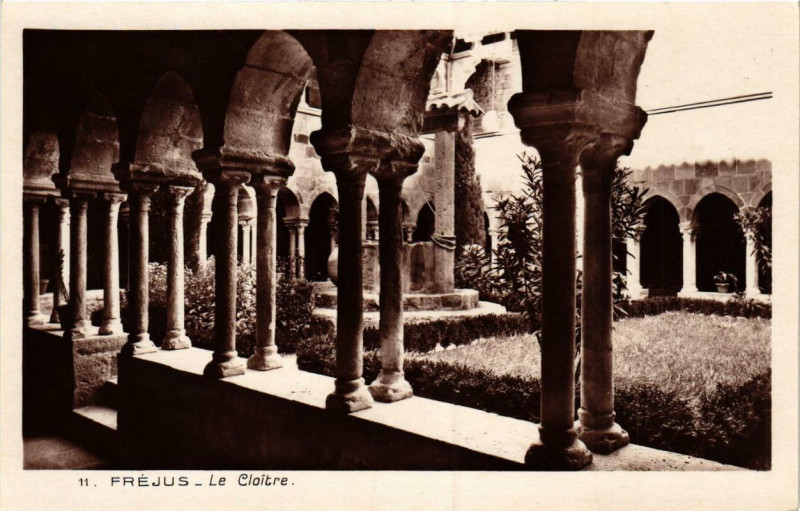 Carte postale ancienne Frejus Le Cloitre à Fréjus