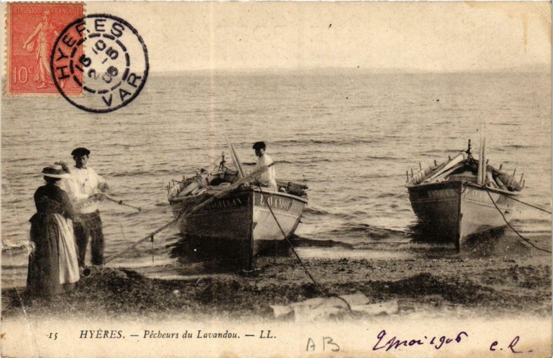 Carte postale ancienne Hyeres Pecheurs du Lavandou à Hyères