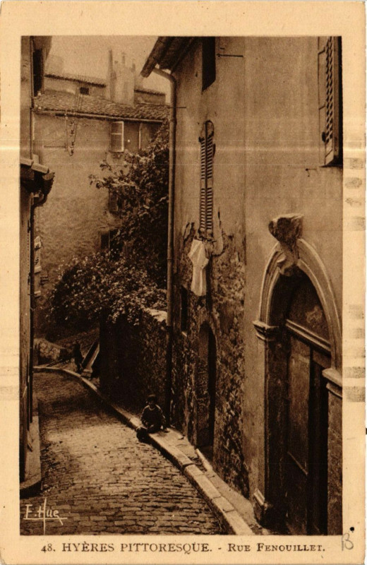 Carte postale ancienne Hyeres - Rue Fenouillet à Hyères