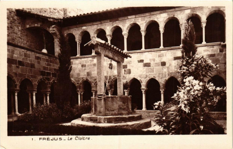 Carte postale ancienne Frejus Le Cloitre à Fréjus